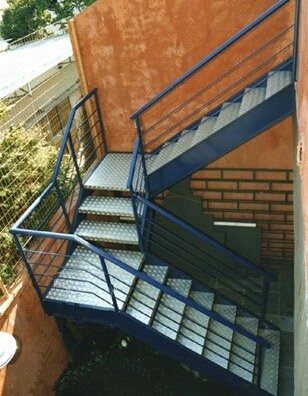 Cobertura metálica para área gourmet em restaurante comercial